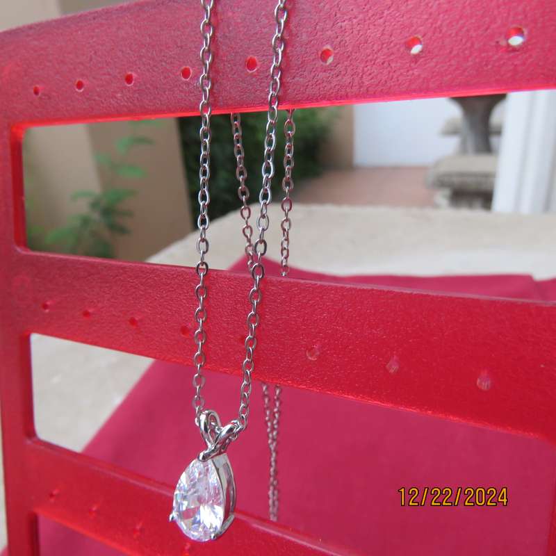 Beautiful clear rhinestone teardrop stone in silver plated pendant. With 45cm chain. New item