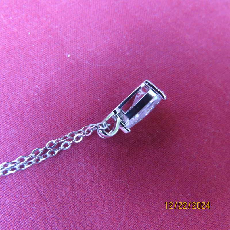Beautiful clear rhinestone teardrop stone in silver plated pendant. With 45cm chain. New item