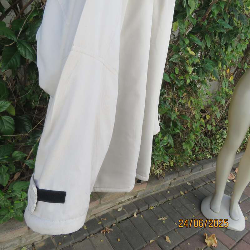 BARRON cream cotton extra warm jacket with black fleeze inner. Size 5XL. As new.