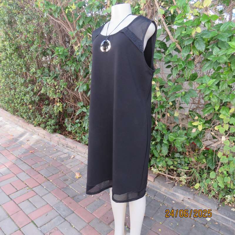 Very black textured polyester smart casual sleeveless size 44 dress. Mesh-lace inlays.