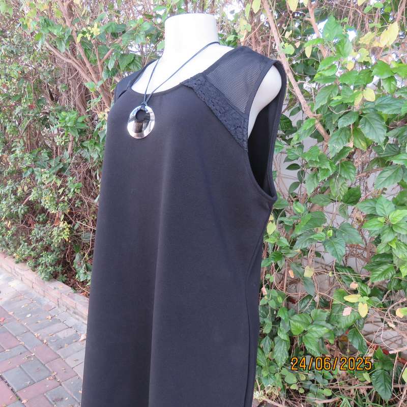 Very black textured polyester smart casual sleeveless size 44 dress. Mesh-lace inlays.