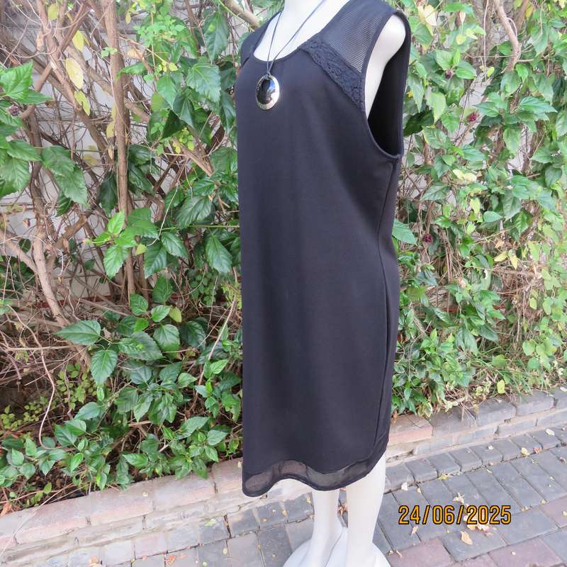 Very black textured polyester smart casual sleeveless size 44 dress. Mesh-lace inlays.