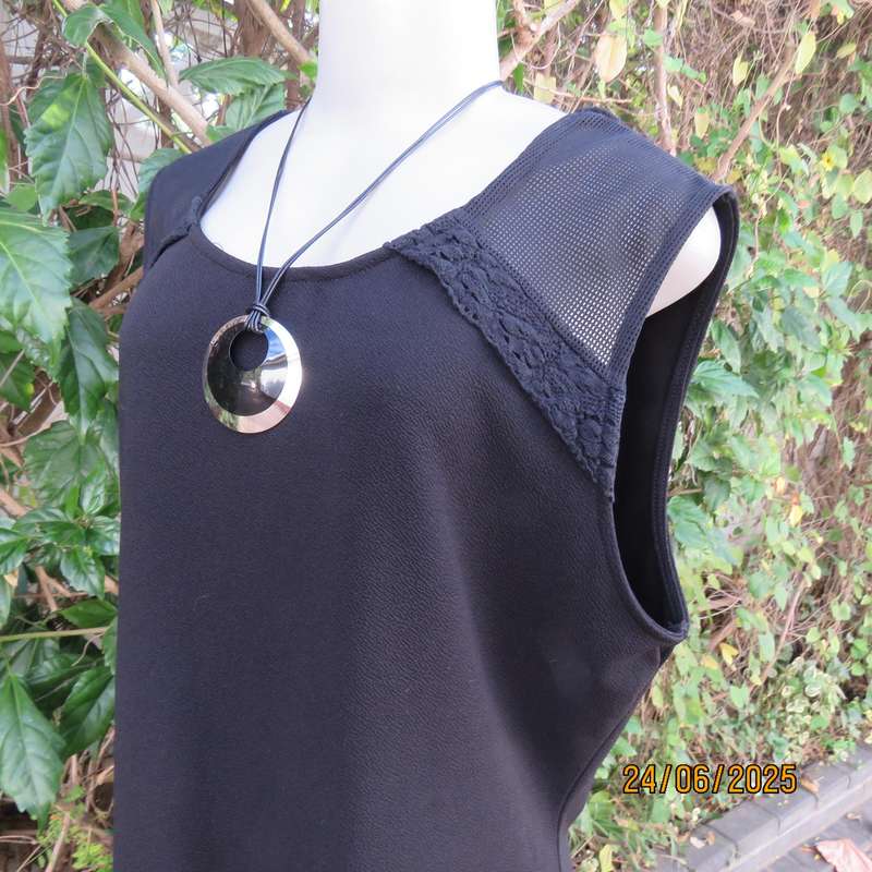 Very black textured polyester smart casual sleeveless size 44 dress. Mesh-lace inlays.