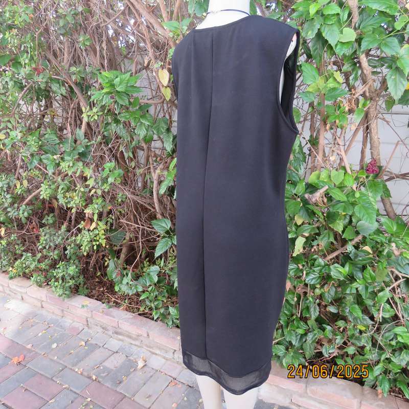 Very black textured polyester smart casual sleeveless size 44 dress. Mesh-lace inlays.