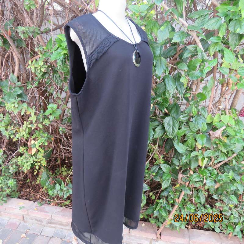 Very black textured polyester smart casual sleeveless size 44 dress. Mesh-lace inlays.