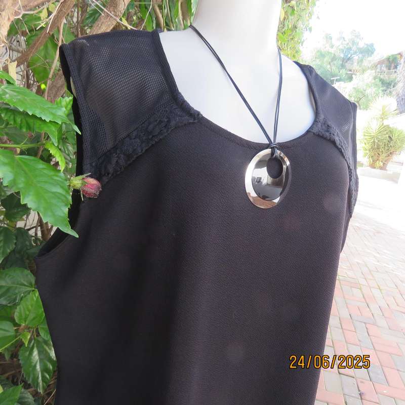 Very black textured polyester smart casual sleeveless size 44 dress. Mesh-lace inlays.