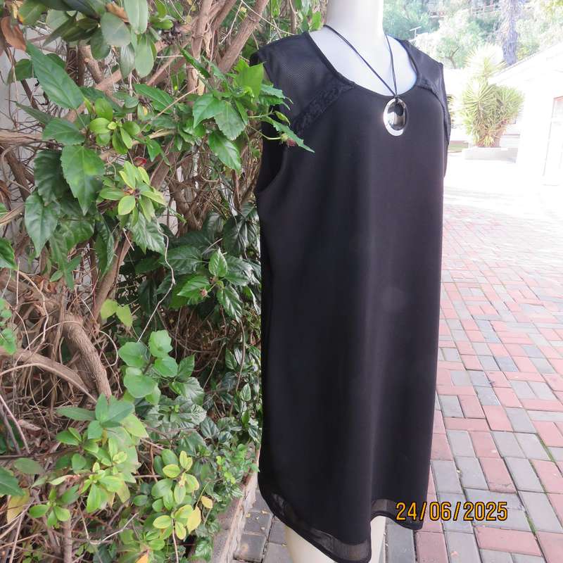 Very black textured polyester smart casual sleeveless size 44 dress. Mesh-lace inlays.