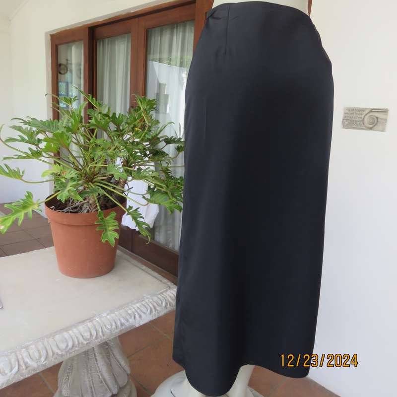 Very black NEW ERA fold over textured silky polyester bandless skity. 3 Button closure. Size 38.