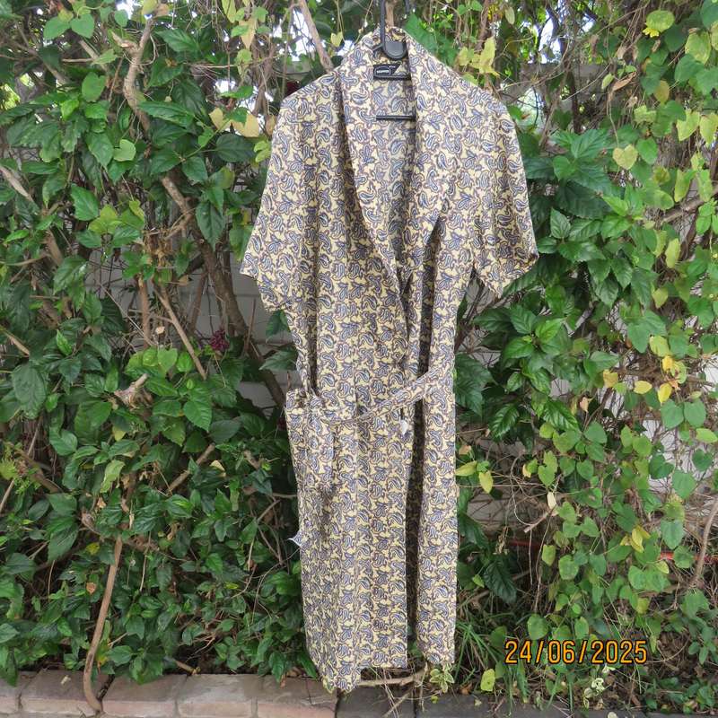 SKIPPER men's short sleeve vanilla colour fold over night gown- paisley printed. Size XL.