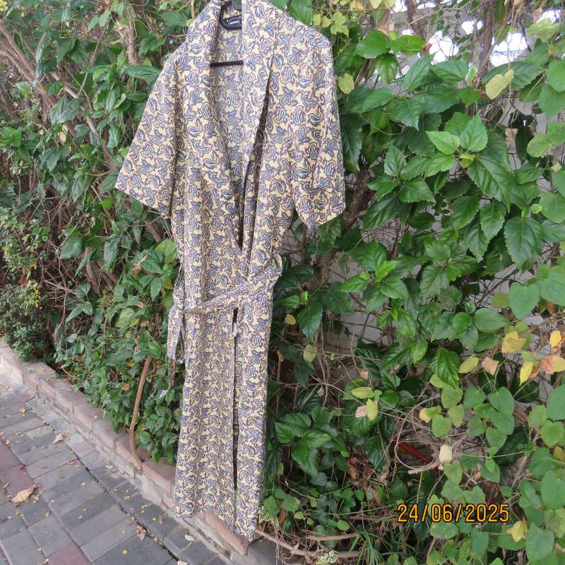 SKIPPER men's short sleeve vanilla colour fold over night gown- paisley printed. Size XL.