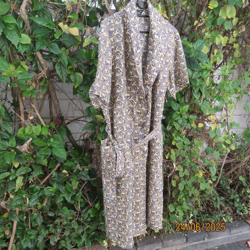 SKIPPER men's short sleeve vanilla colour fold over night gown- paisley printed. Size XL.