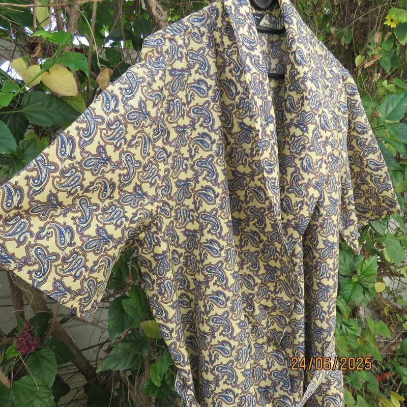 SKIPPER men's short sleeve vanilla colour fold over night gown- paisley printed. Size XL.