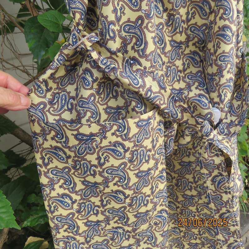 SKIPPER men's short sleeve vanilla colour fold over night gown- paisley printed. Size XL.
