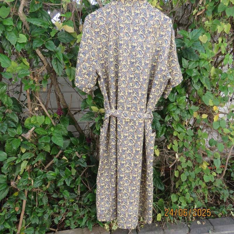 SKIPPER men's short sleeve vanilla colour fold over night gown- paisley printed. Size XL.