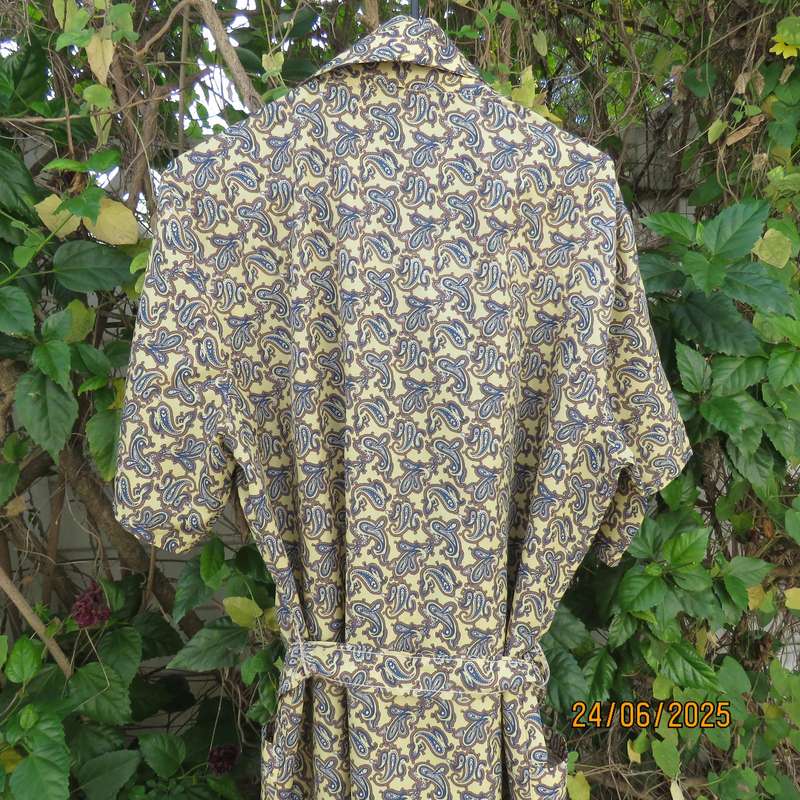 SKIPPER men's short sleeve vanilla colour fold over night gown- paisley printed. Size XL.