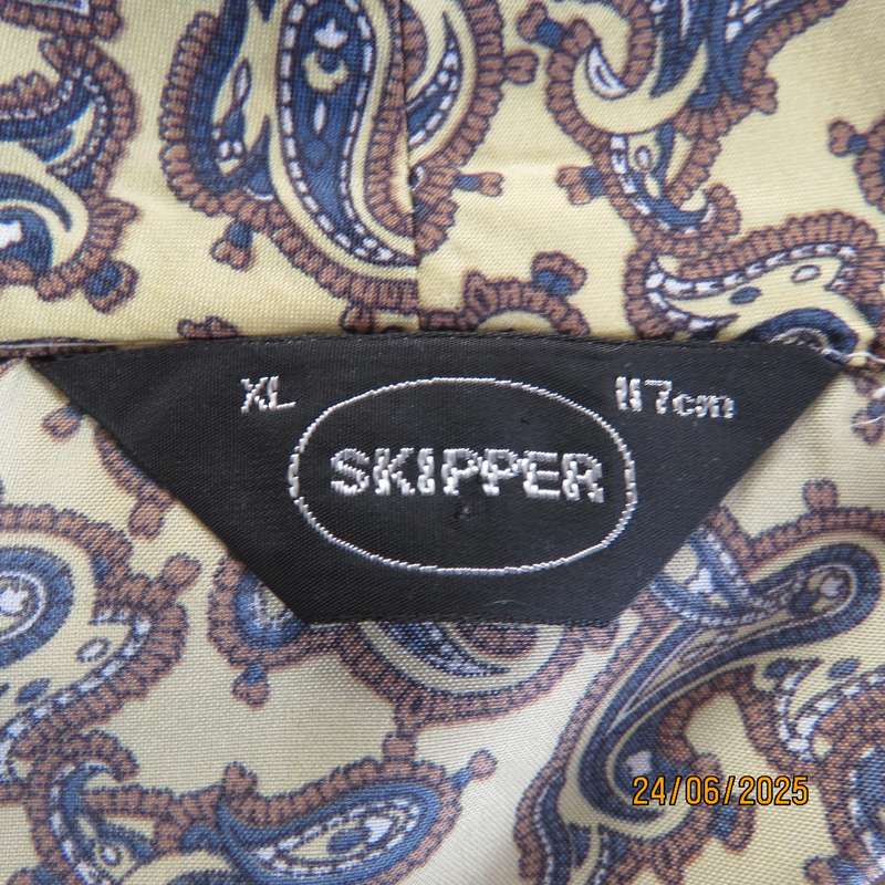 SKIPPER men's short sleeve vanilla colour fold over night gown- paisley printed. Size XL.