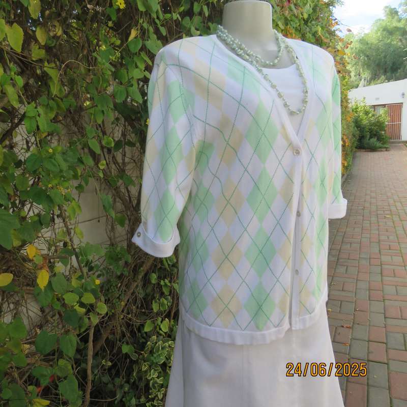 PRINGLE high quality cotton knit diamond pattern cardigan. green-cream-white. Size 38-40