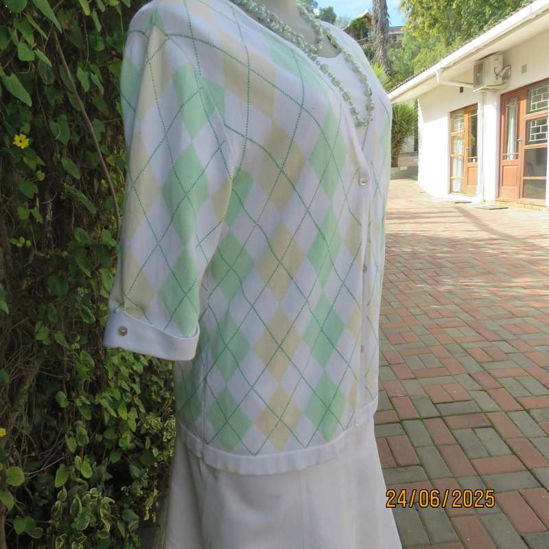 PRINGLE high quality cotton knit diamond pattern cardigan. green-cream-white. Size 38-40