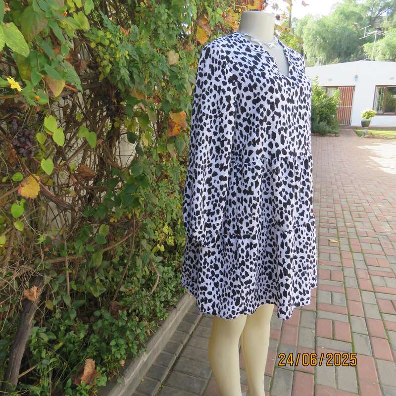 EXACT animal print black-white knee length tiered dress with long sleeves. Size 34