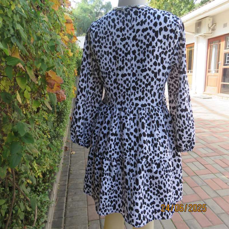 EXACT animal print black-white knee length tiered dress with long sleeves. Size 34