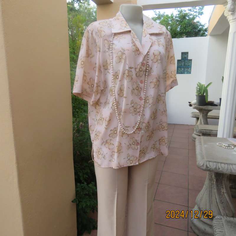 Tastefully printed flowers on pale peach background silky polyester short sleeve top.Size 40. As new