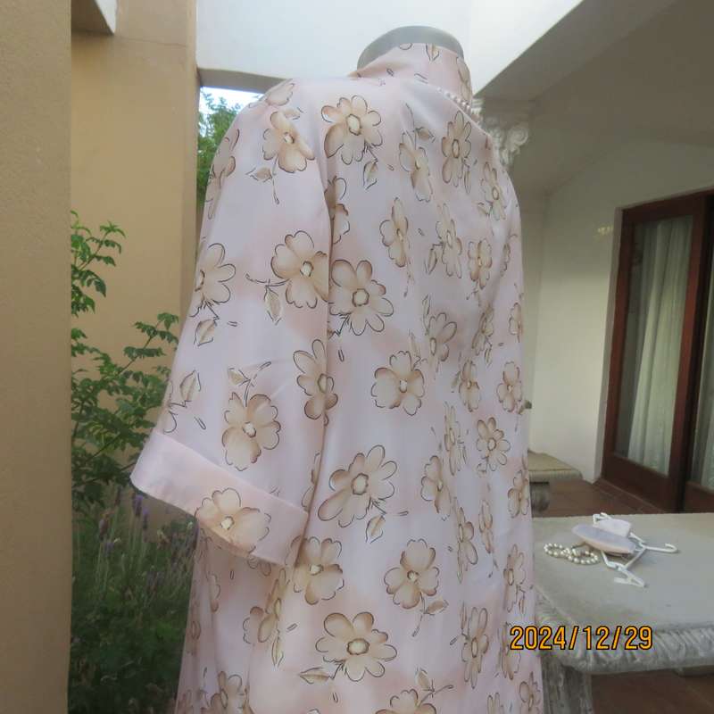 Tastefully printed flowers on pale peach background silky polyester short sleeve top.Size 40. As new