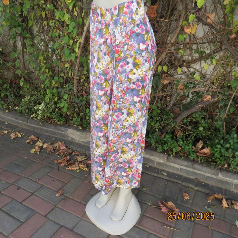 Colourful casual floral wide legged pants. Wide elasticated waist. Tasteful print. Size 42