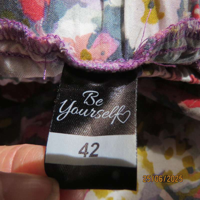 Colourful casual floral wide legged pants. Wide elasticated waist. Tasteful print. Size 42