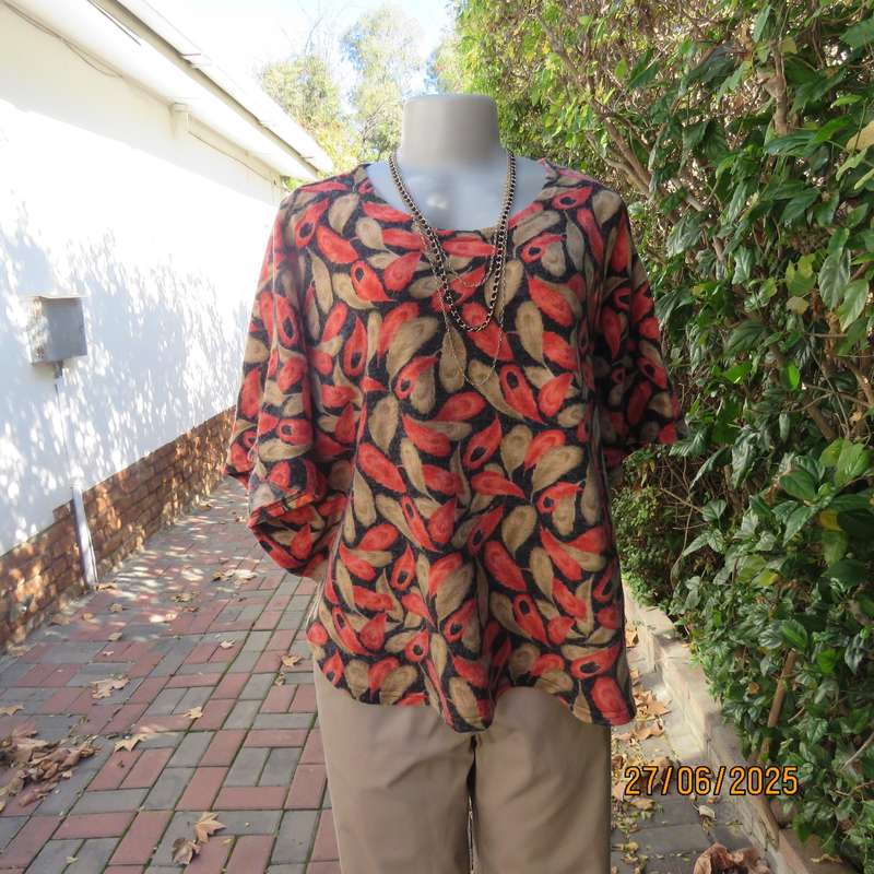 AUDACITY slip over halfmoon style top in woven stretch polyester. Black-cream-black design. Size 44