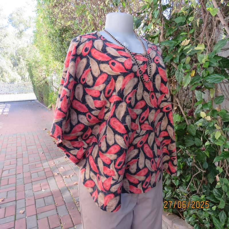 AUDACITY slip over halfmoon style top in woven stretch polyester. Black-cream-black design. Size 44