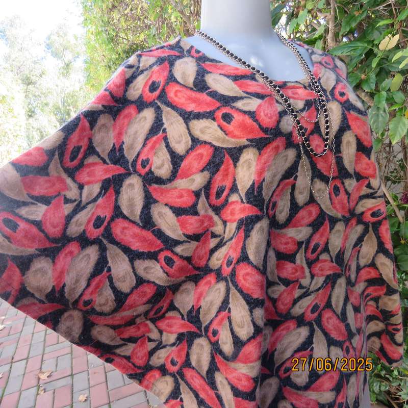 AUDACITY slip over halfmoon style top in woven stretch polyester. Black-cream-black design. Size 44