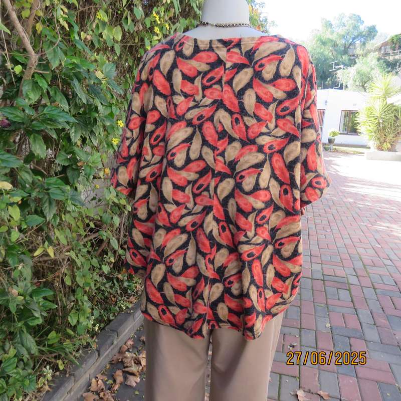 AUDACITY slip over halfmoon style top in woven stretch polyester. Black-cream-black design. Size 44