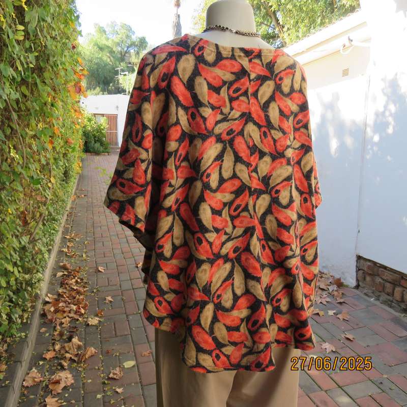 AUDACITY slip over halfmoon style top in woven stretch polyester. Black-cream-black design. Size 44