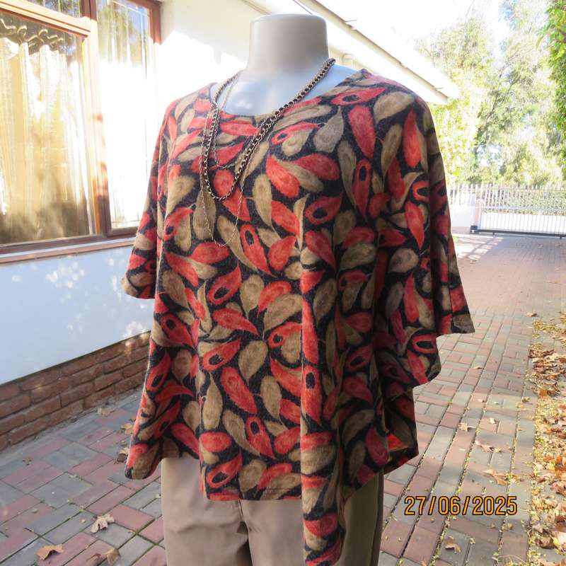 AUDACITY slip over halfmoon style top in woven stretch polyester. Black-cream-black design. Size 44