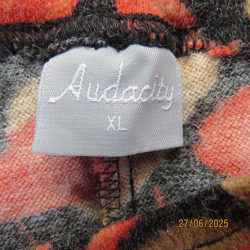 AUDACITY slip over halfmoon style top in woven stretch polyester. Black-cream-black design. Size 44