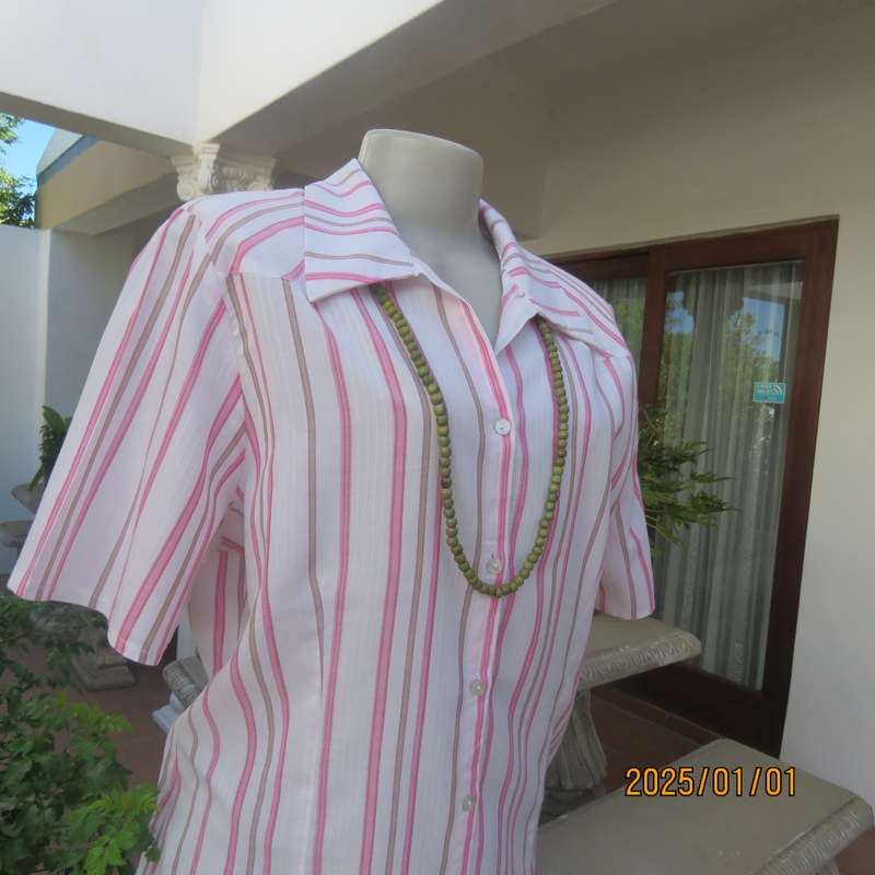 HORIZIN cool white cotton pink-green vertical striped top. Embossed lines. Size 42. Open collar.