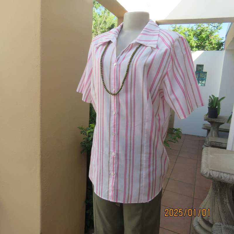 HORIZIN cool white cotton pink-green vertical striped top. Embossed lines. Size 42. Open collar.