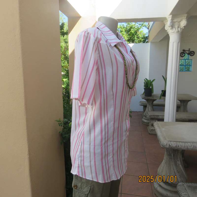 HORIZIN cool white cotton pink-green vertical striped top. Embossed lines. Size 42. Open collar.