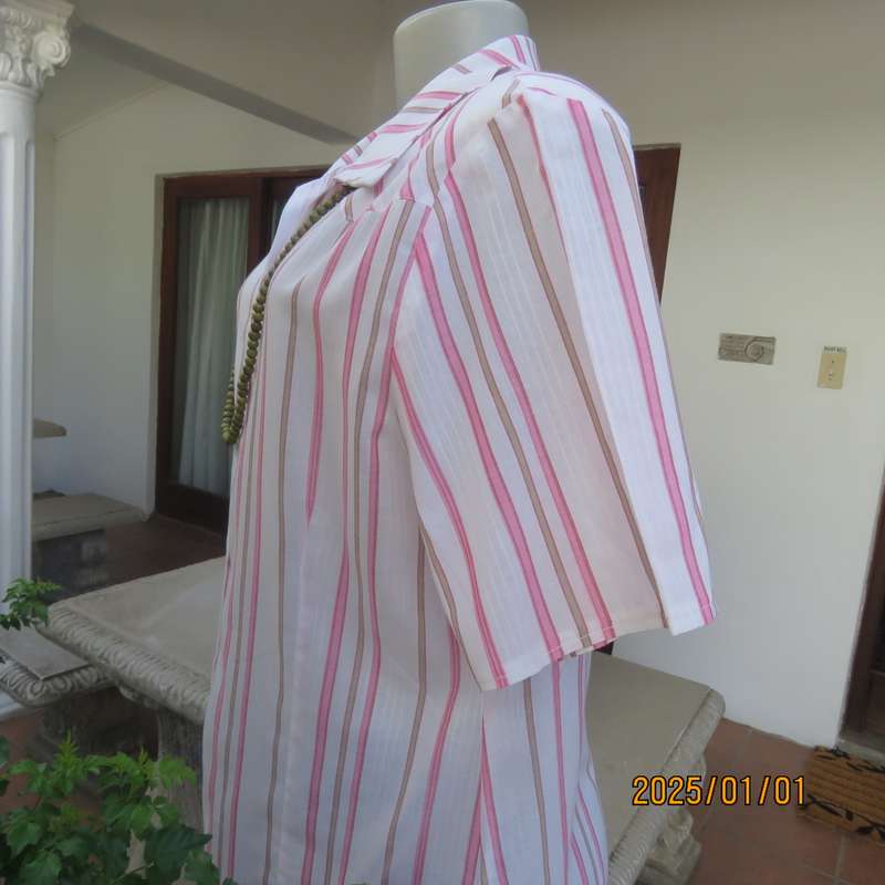 HORIZIN cool white cotton pink-green vertical striped top. Embossed lines. Size 42. Open collar.