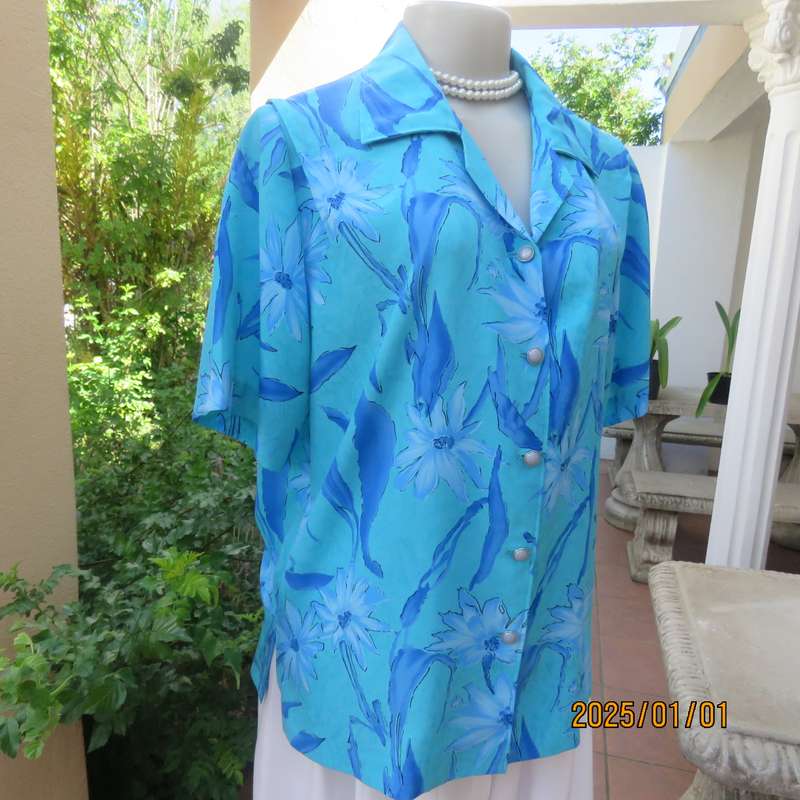 Beautiful in blue. Floral short sleeve polyester top with button down front and open collar. Size 40