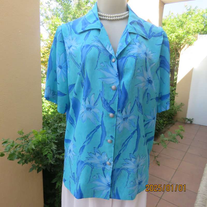 Beautiful in blue. Floral short sleeve polyester top with button down front and open collar. Size 40