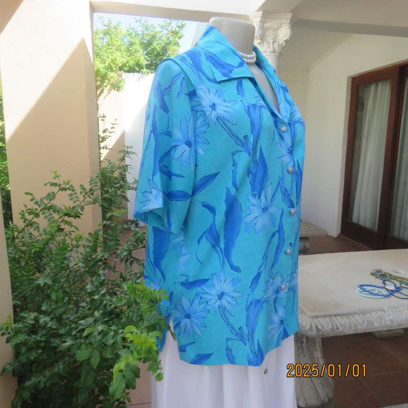 Beautiful in blue. Floral short sleeve polyester top with button down front and open collar. Size 40