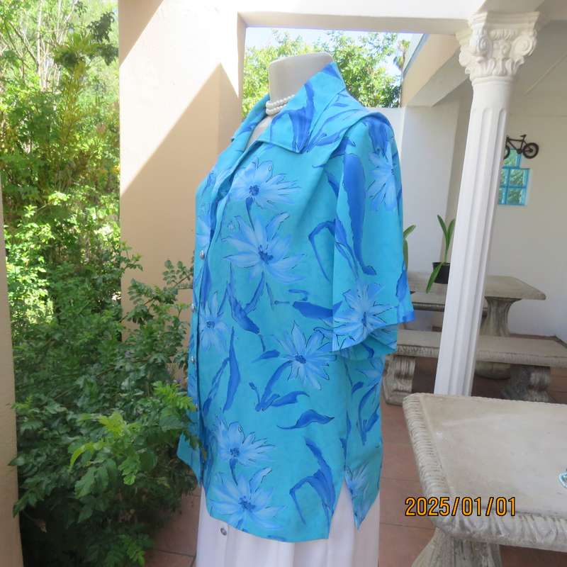 Beautiful in blue. Floral short sleeve polyester top with button down front and open collar. Size 40