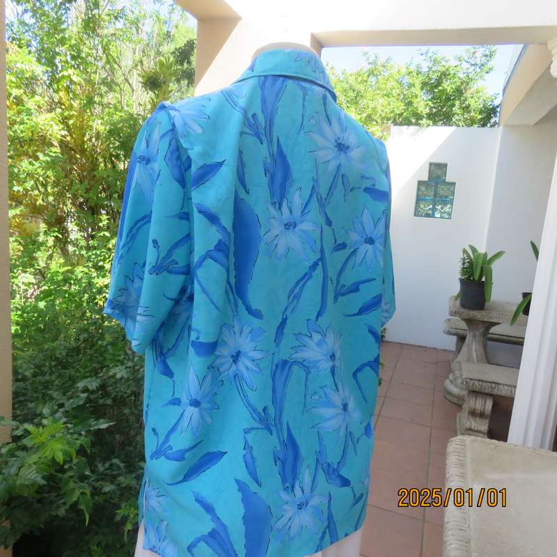 Beautiful in blue. Floral short sleeve polyester top with button down front and open collar. Size 40