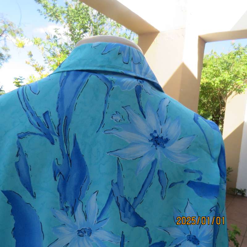 Beautiful in blue. Floral short sleeve polyester top with button down front and open collar. Size 40