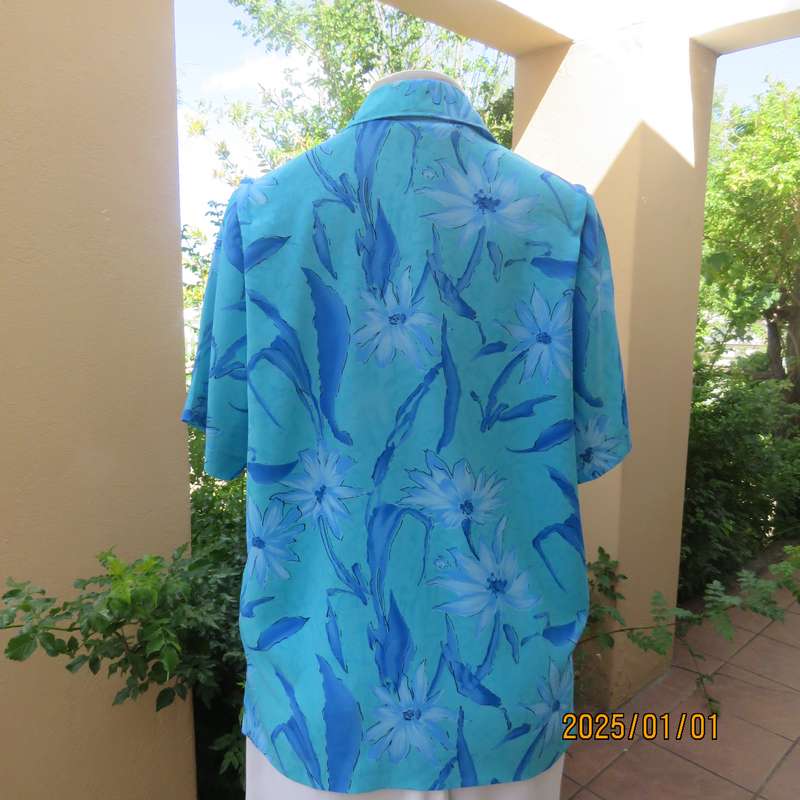 Beautiful in blue. Floral short sleeve polyester top with button down front and open collar. Size 40