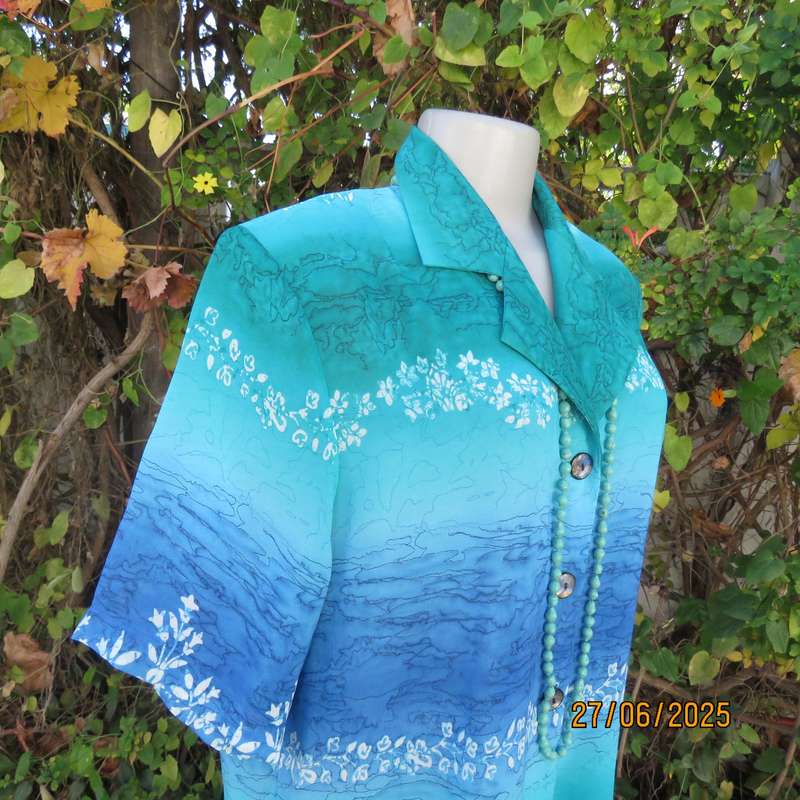 Horizontal patterned teal green and blue-white floral short sleeve top. Size 38