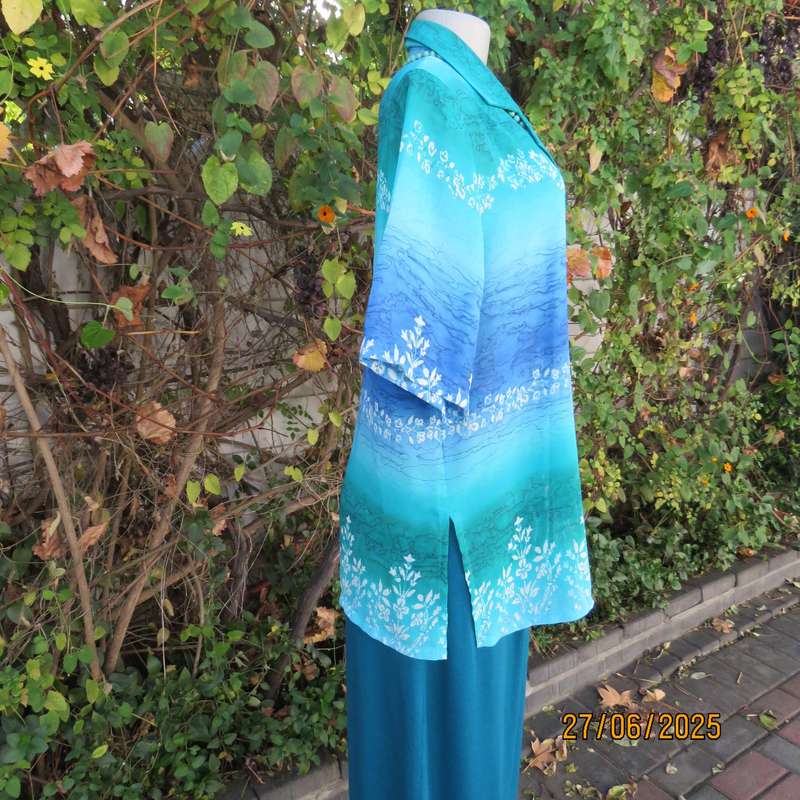 Horizontal patterned teal green and blue-white floral short sleeve top. Size 38