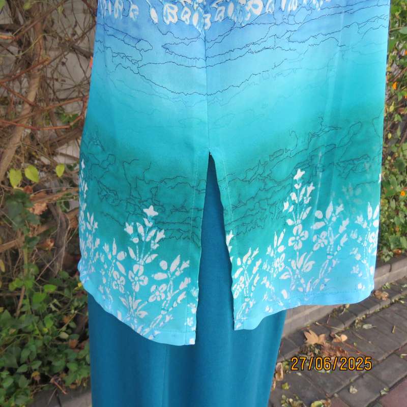 Horizontal patterned teal green and blue-white floral short sleeve top. Size 38