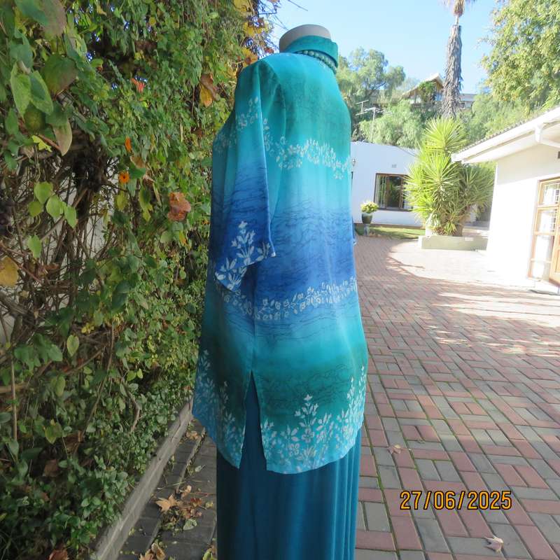 Horizontal patterned teal green and blue-white floral short sleeve top. Size 38